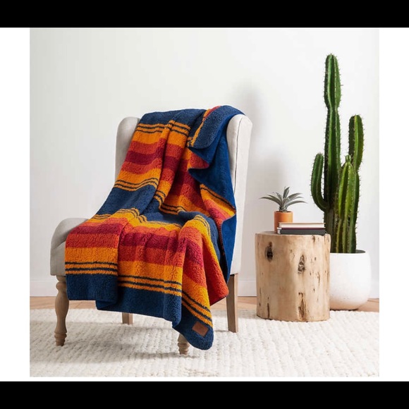 Pendleton Sherpa fleece throw 50”x70” - Picture 2 of 3
